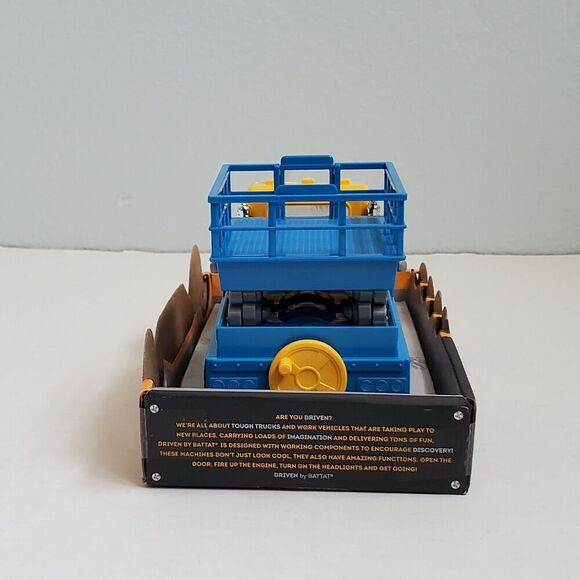 Toy Truck Micro Scissor Lift Truck with Basket, Light & Sound - Driven By Battat - Picture 4 of 6